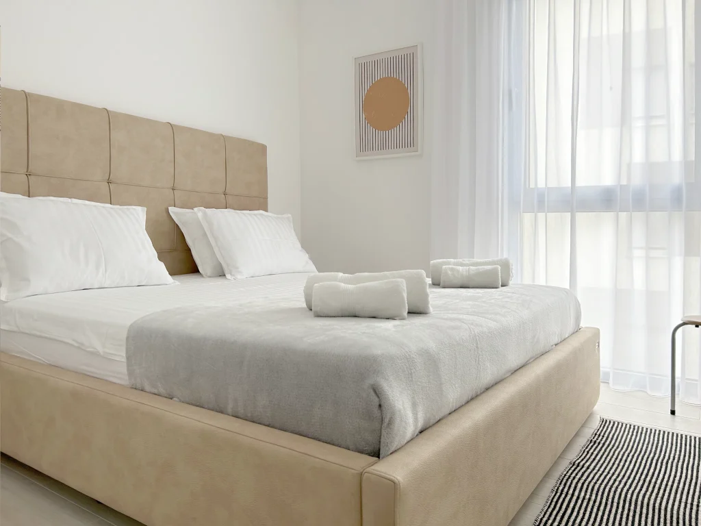 Spacious bedroom with beige king-size bed – Prostrana spavaća soba s bež king-size krevetom